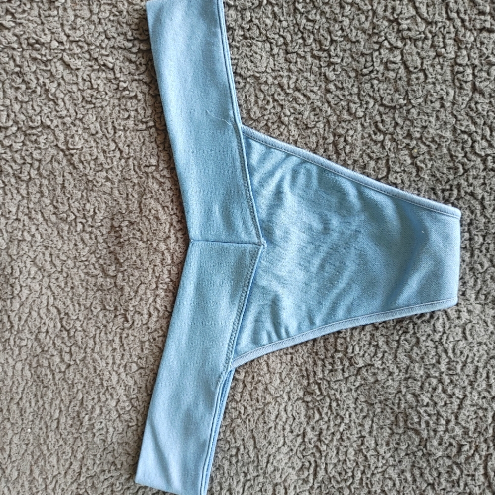Auden blue thongs, size M